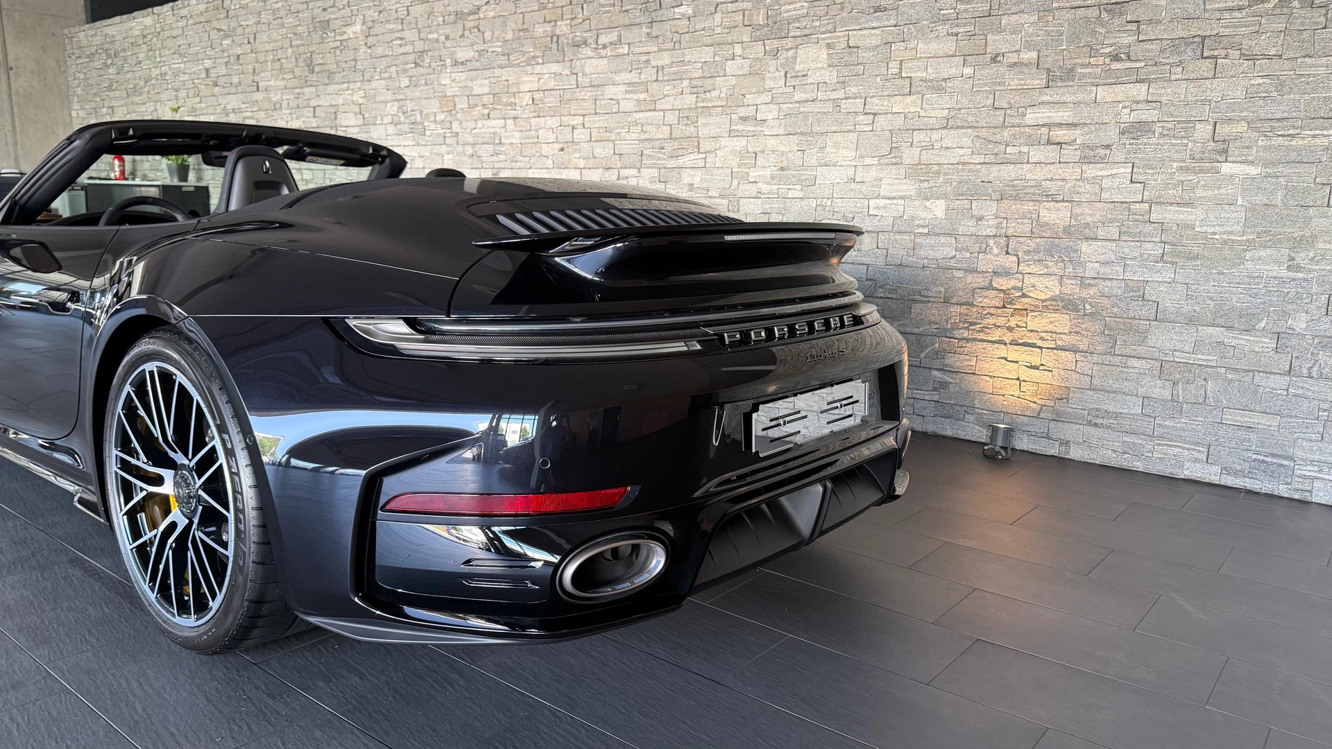 PORSCHE 911 Turbo S Cabriolet PDK-image-17