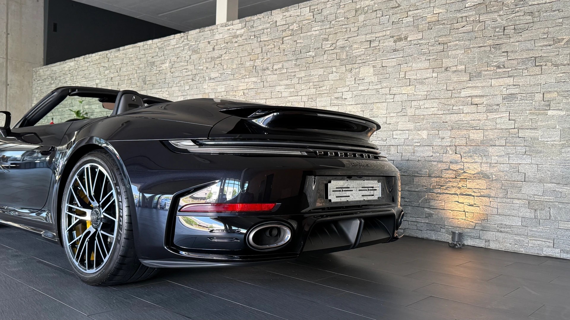 PORSCHE 911 Turbo S Cabriolet PDK-image-15