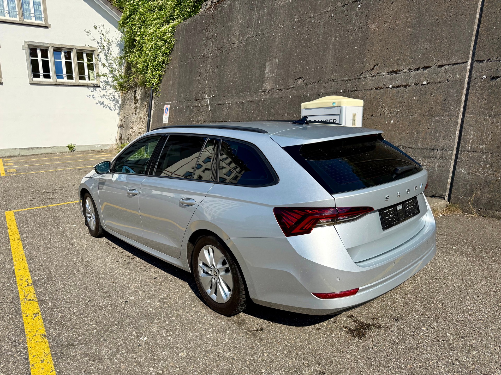 SKODA Octavia Combi 2.0 TDI DSG Ambition-image-5