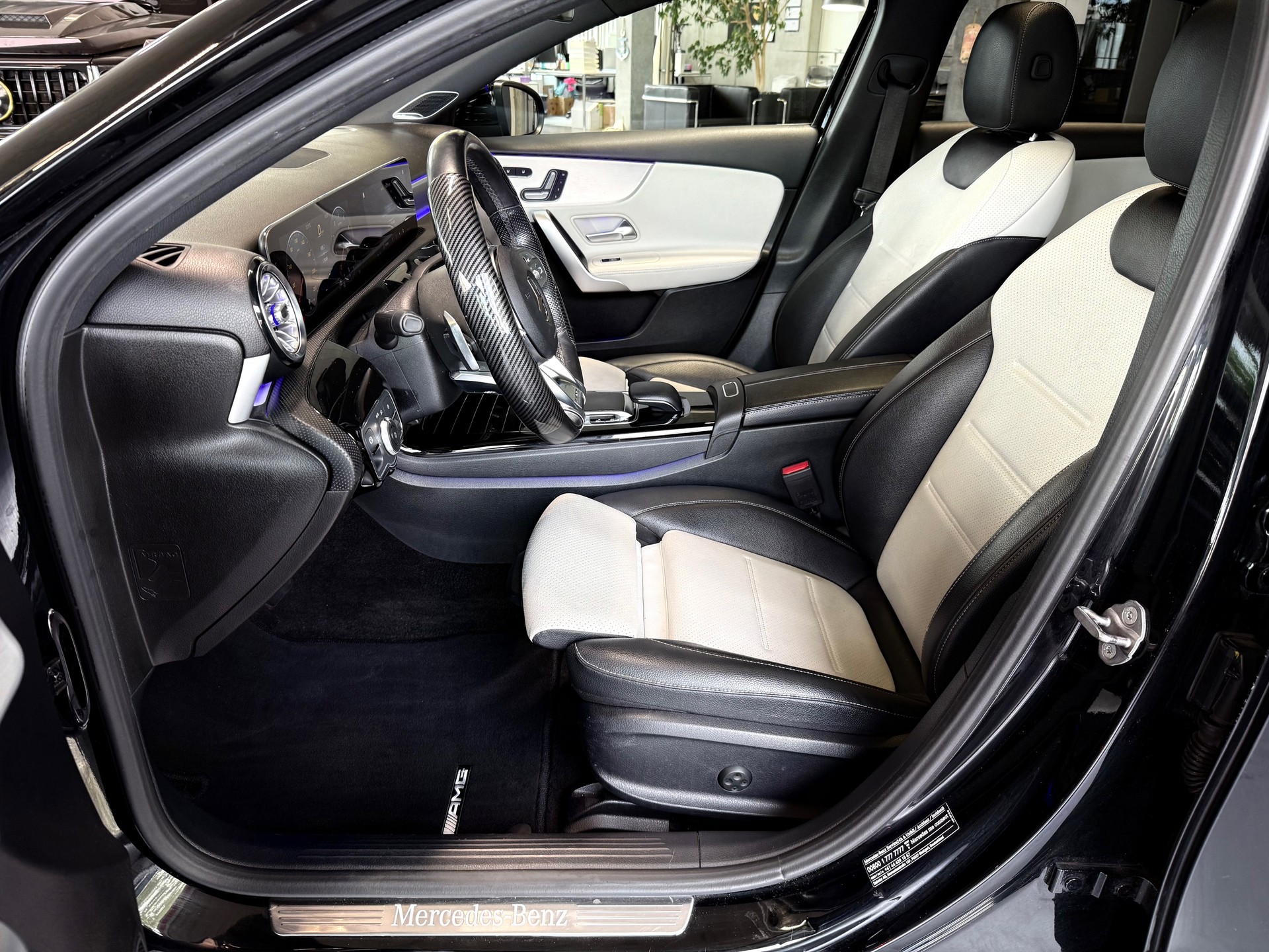 MERCEDES-BENZ A 200 AMG Line 7G-DCT-image-10