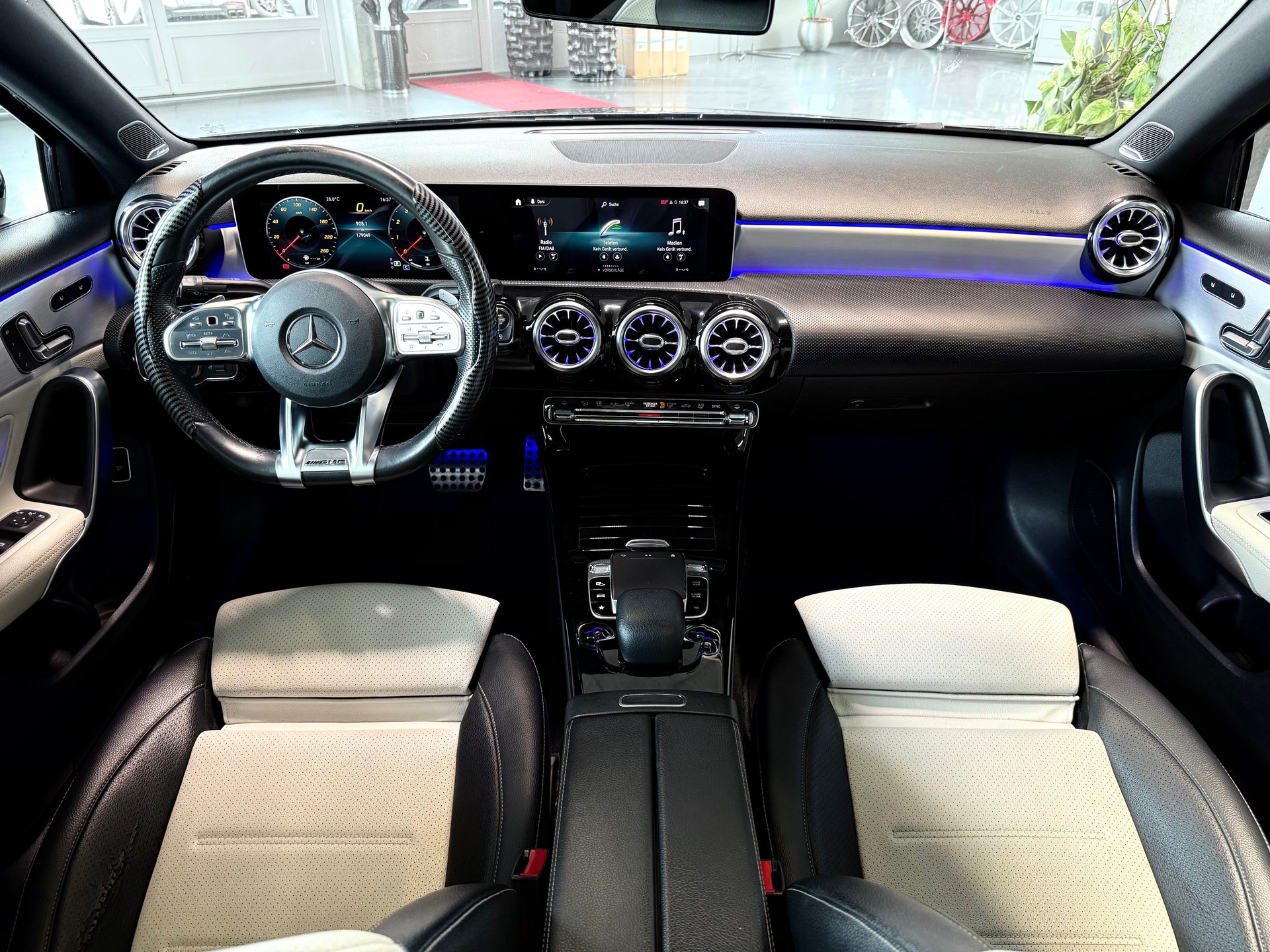 MERCEDES-BENZ A 200 AMG Line 7G-DCT-image-14
