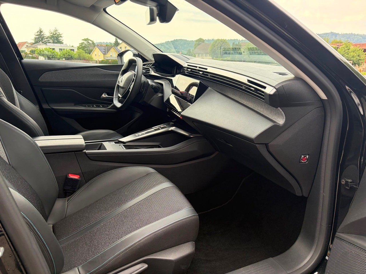 PEUGEOT 308 1.2 Pure Tech GT Pack EAT8-image-9