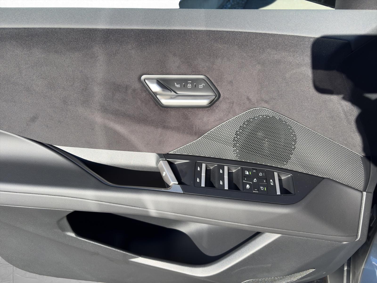 BMW iX3 50 xDrive-image-16