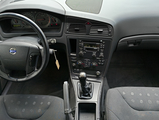 VOLVO V70 2.4-image-5