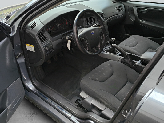 VOLVO V70 2.4-image-9