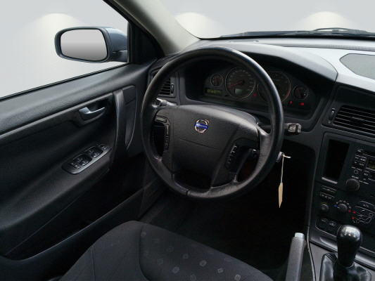 VOLVO V70 2.4-image-4
