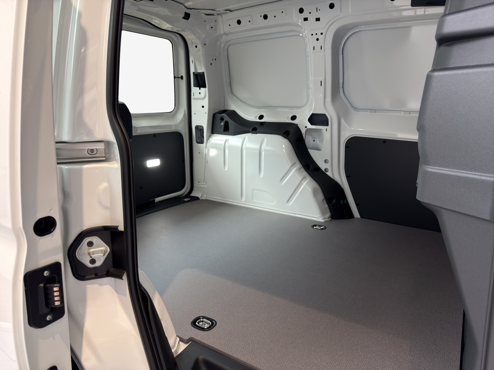 VW Caddy Cargo 1.5 TSI Plug in Hybrid DSG-image-11