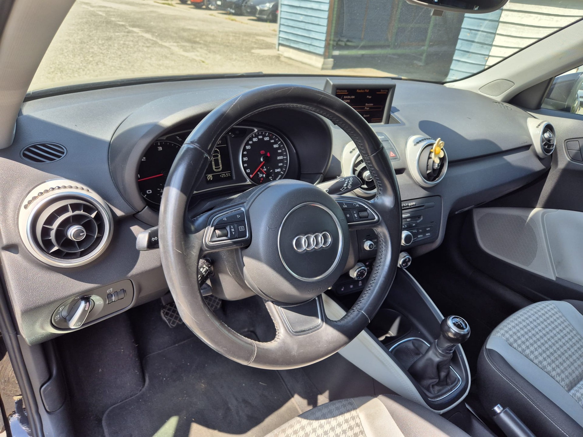 AUDI A1 Sportback 1.6 TDI Ambition-image-6