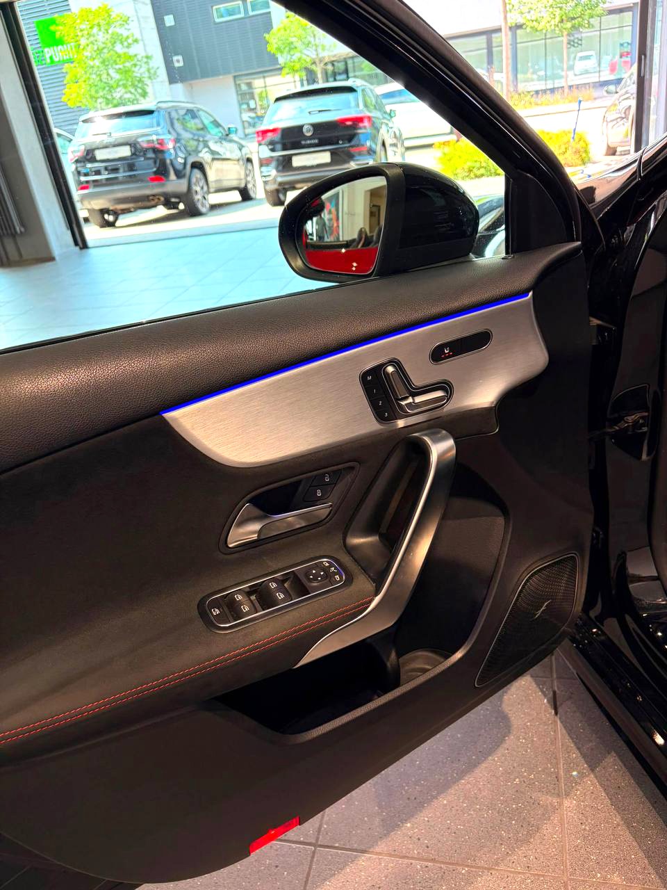 MERCEDES-BENZ A 250 AMG Line 7G-DCT-image-8