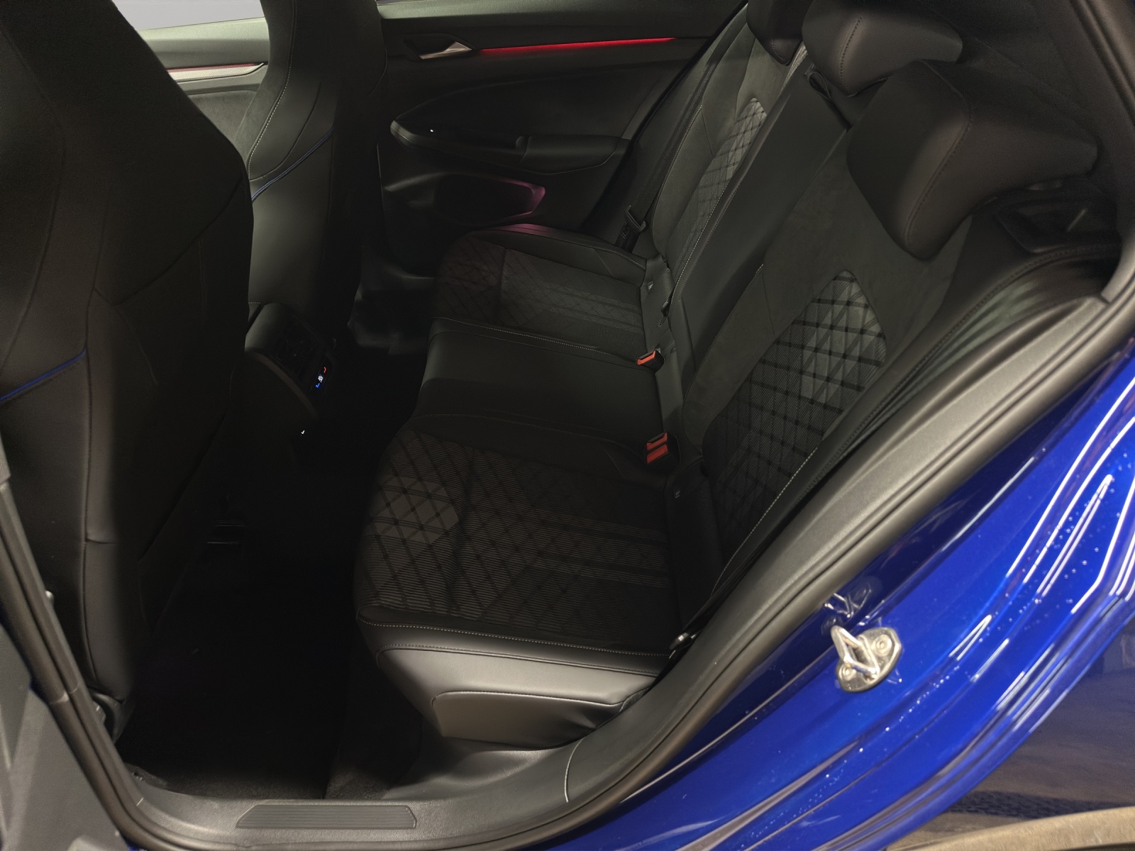 VW Golf VIII 1.5 eTSI R-Line DSG-image-11