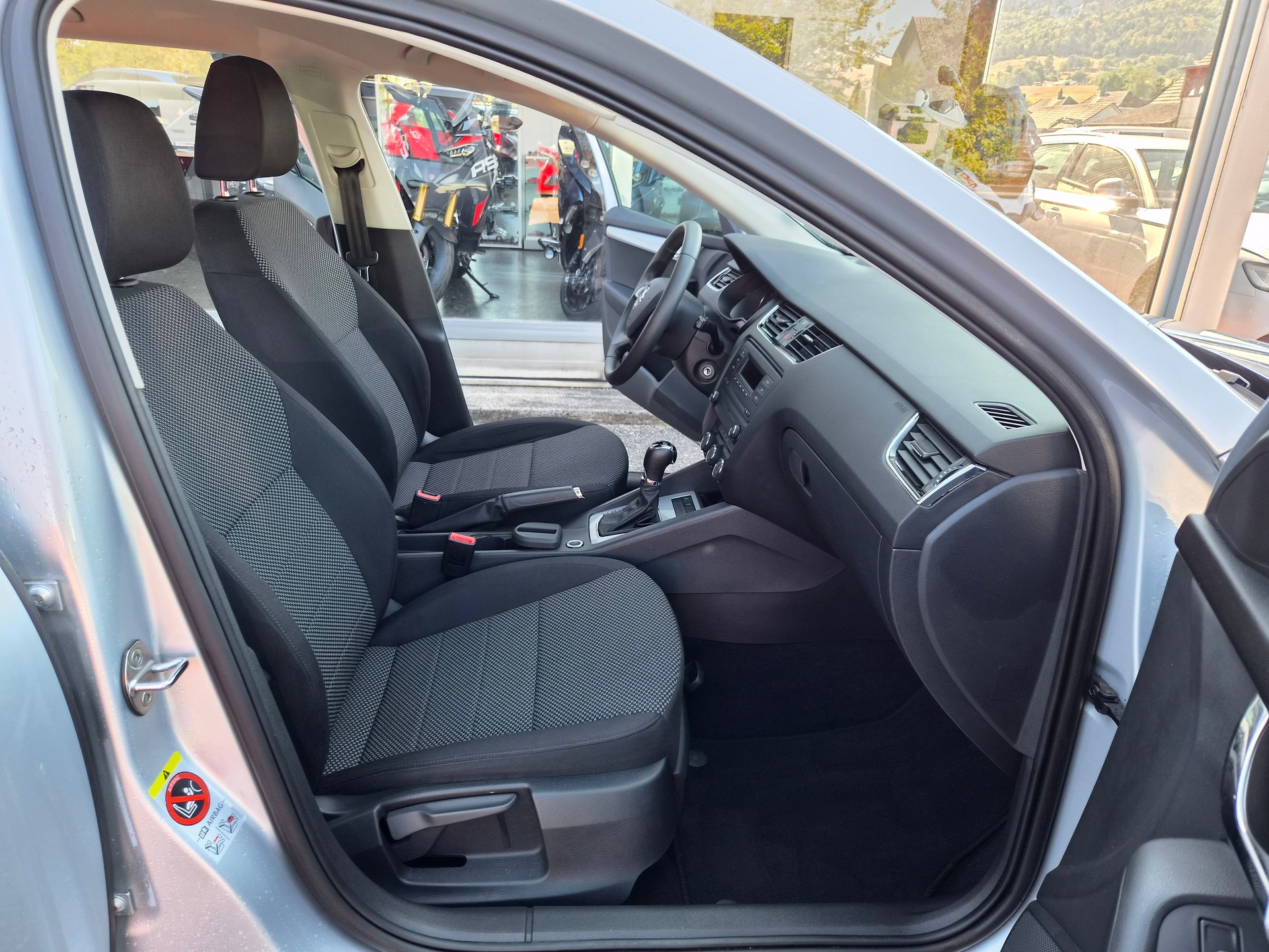 SKODA Octavia Combi 1.6 TDI Ambition DSG-image-9