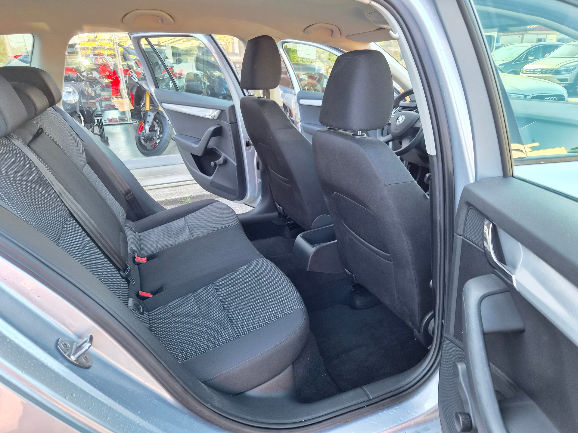 SKODA Octavia Combi 1.6 TDI Ambition DSG-image-10