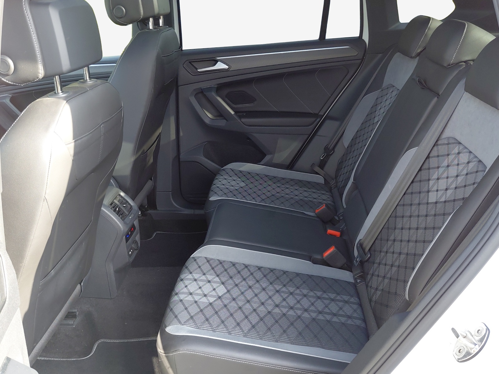 VW Tiguan 2.0TSI R-Line 4Motion DSG-image-11