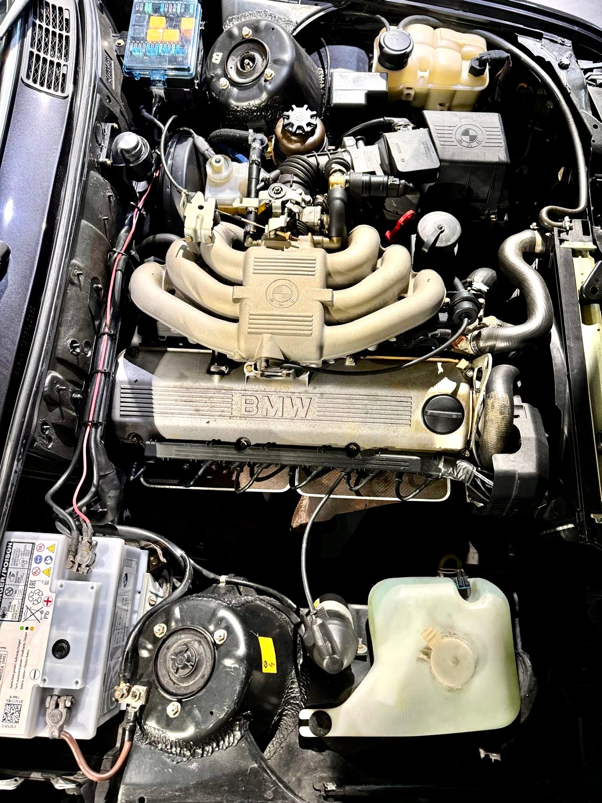 BMW 320i-image-10