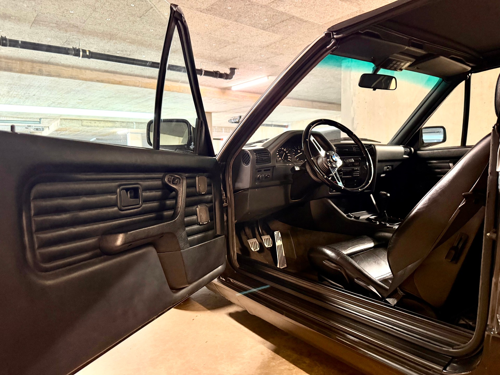 BMW 320i-image-8
