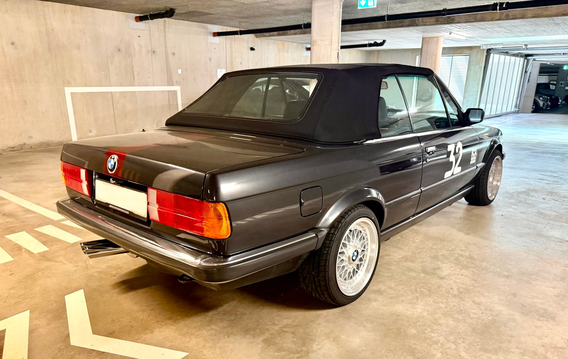 BMW 320i-image-9