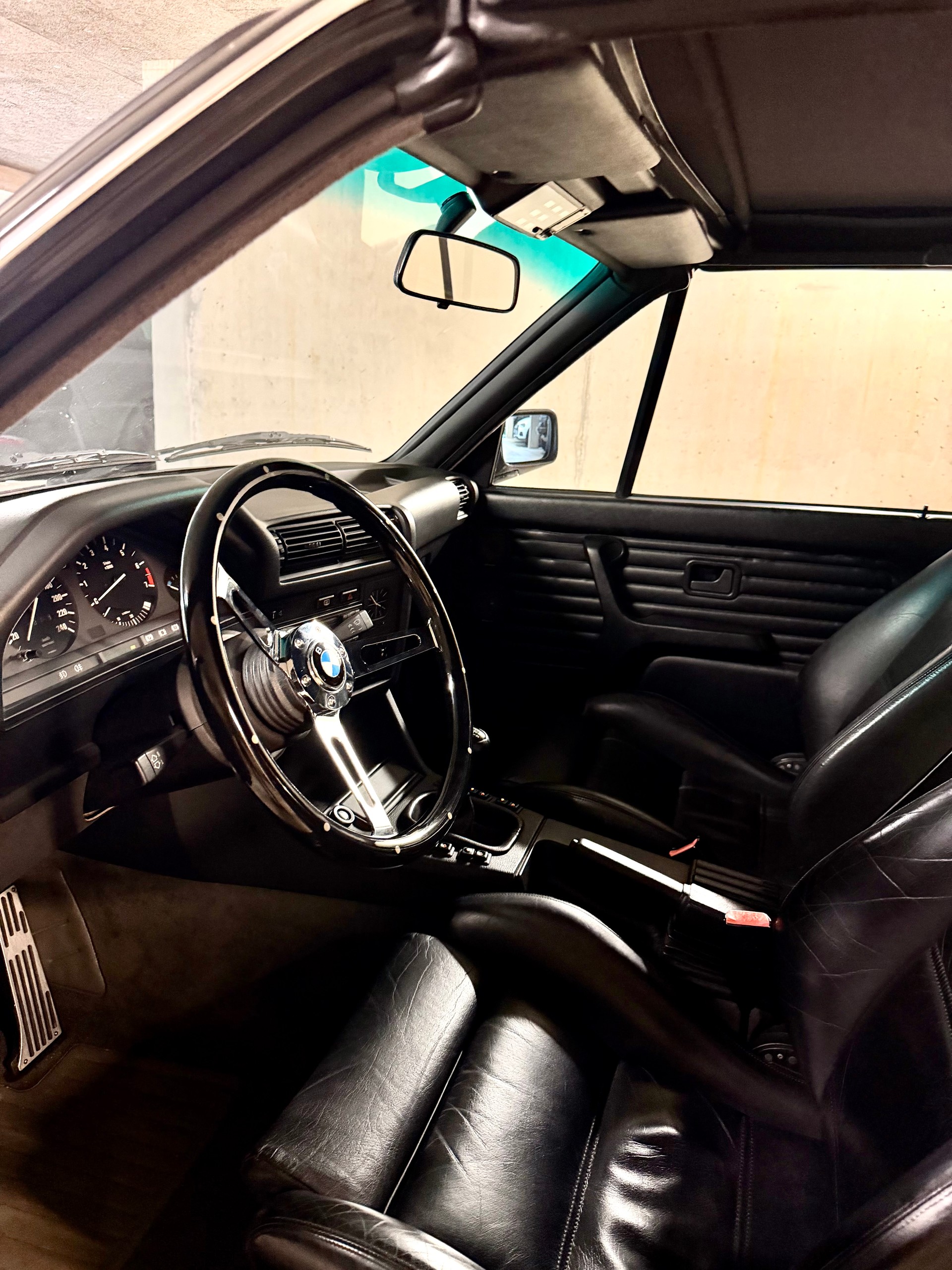 BMW 320i-image-4
