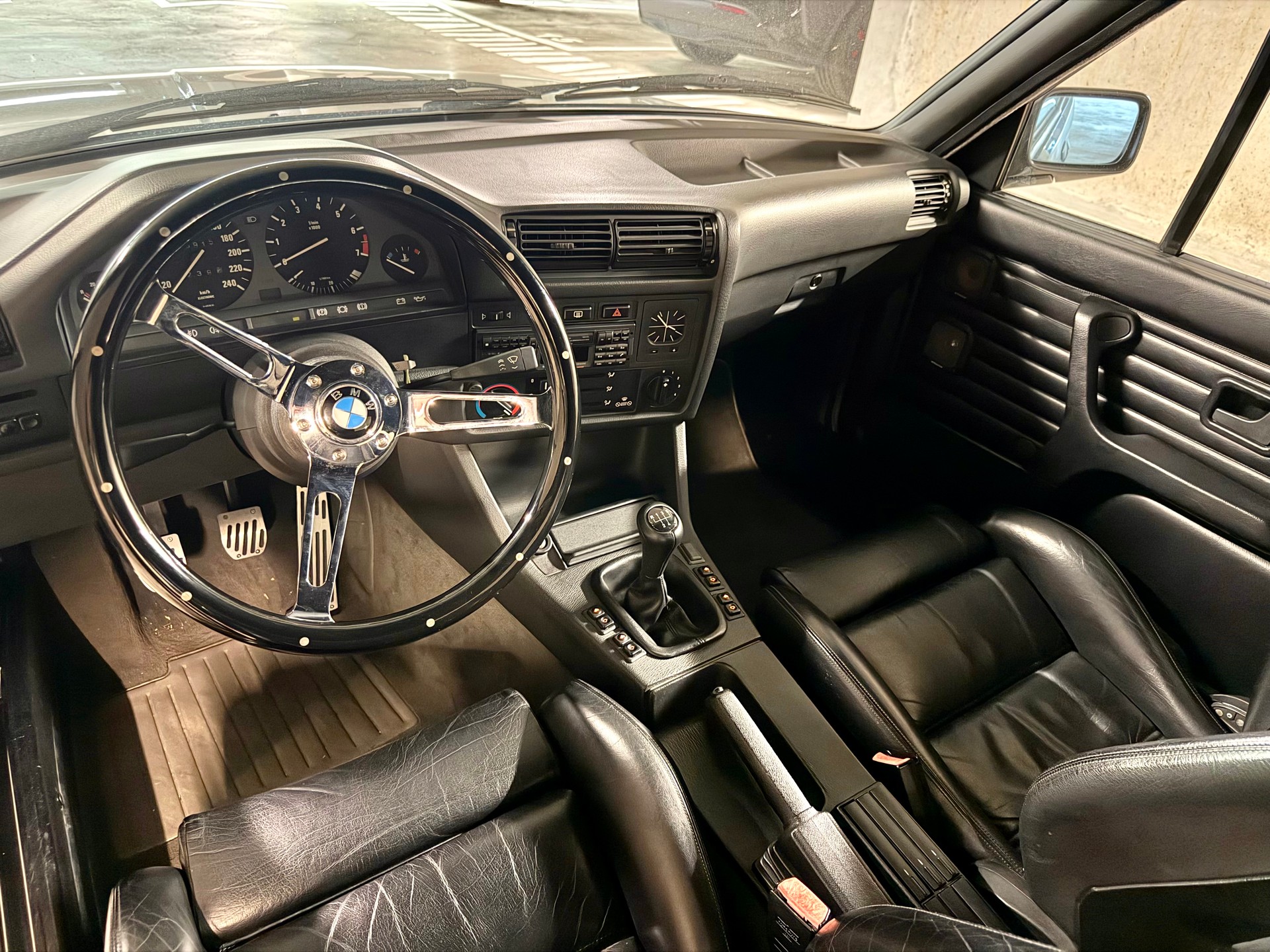 BMW 320i-image-5