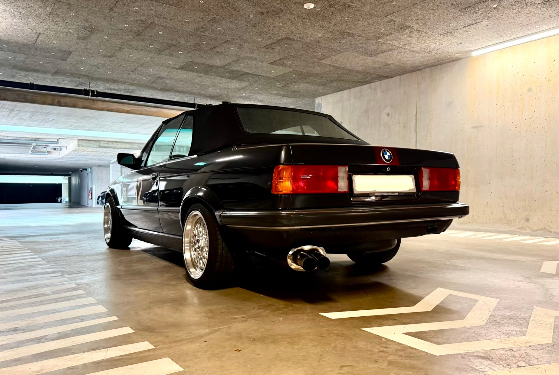 BMW 320i-image-2
