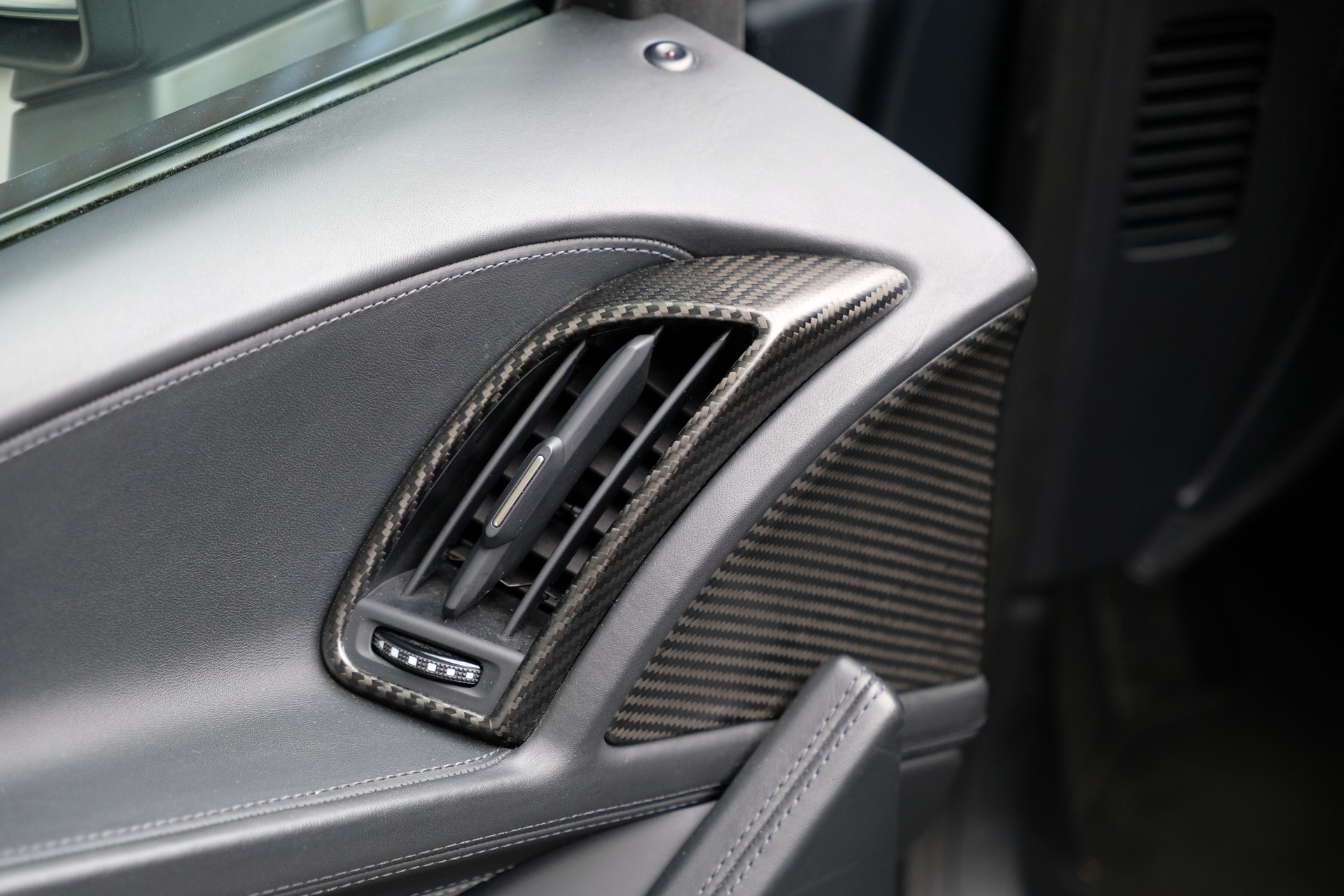 AUDI R8 Coupé 5.2 plus S-Tronic-image-24