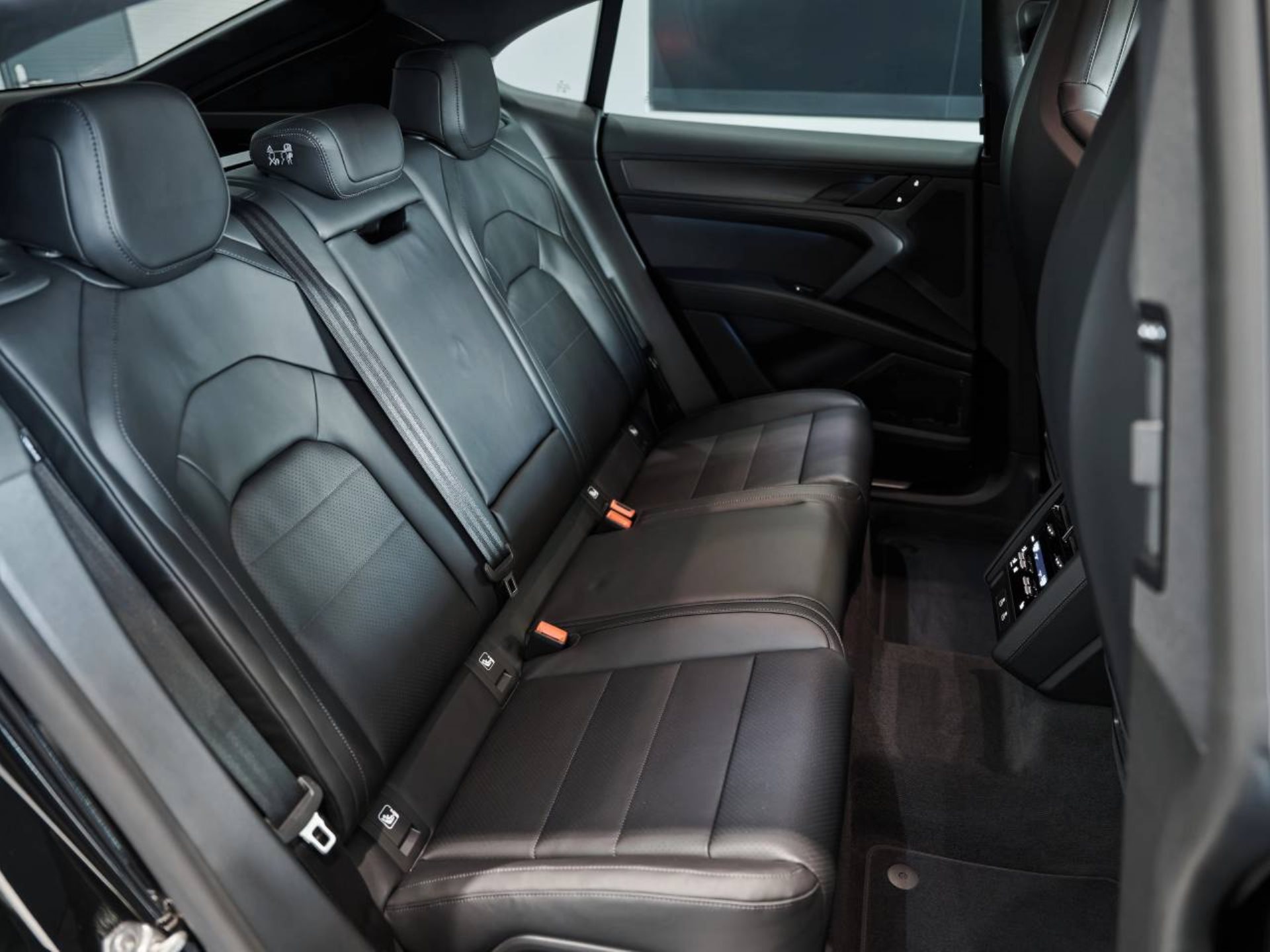 PORSCHE Cayenne S Coupé Electric-image-19
