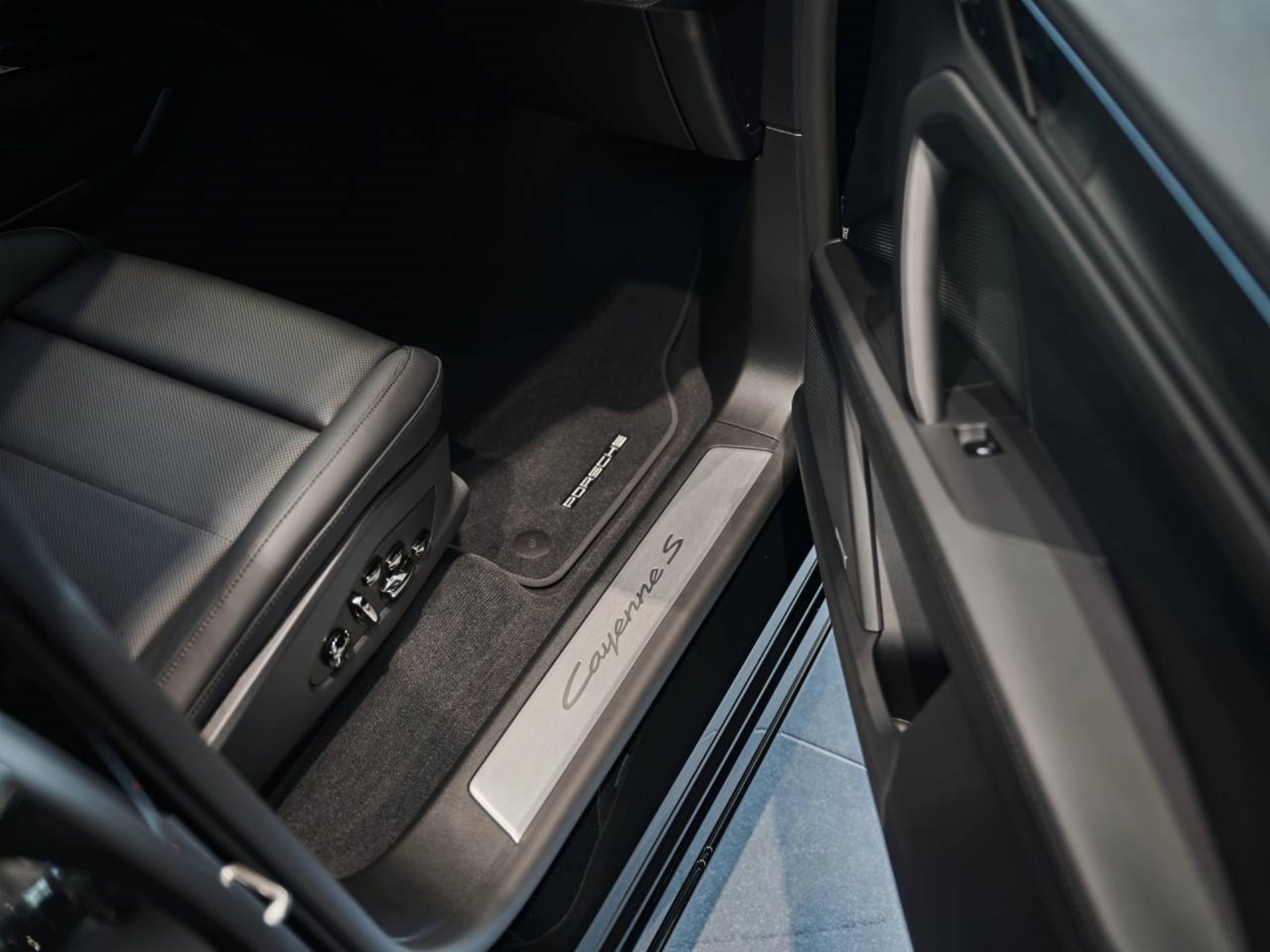 PORSCHE Cayenne S Coupé Electric-image-23