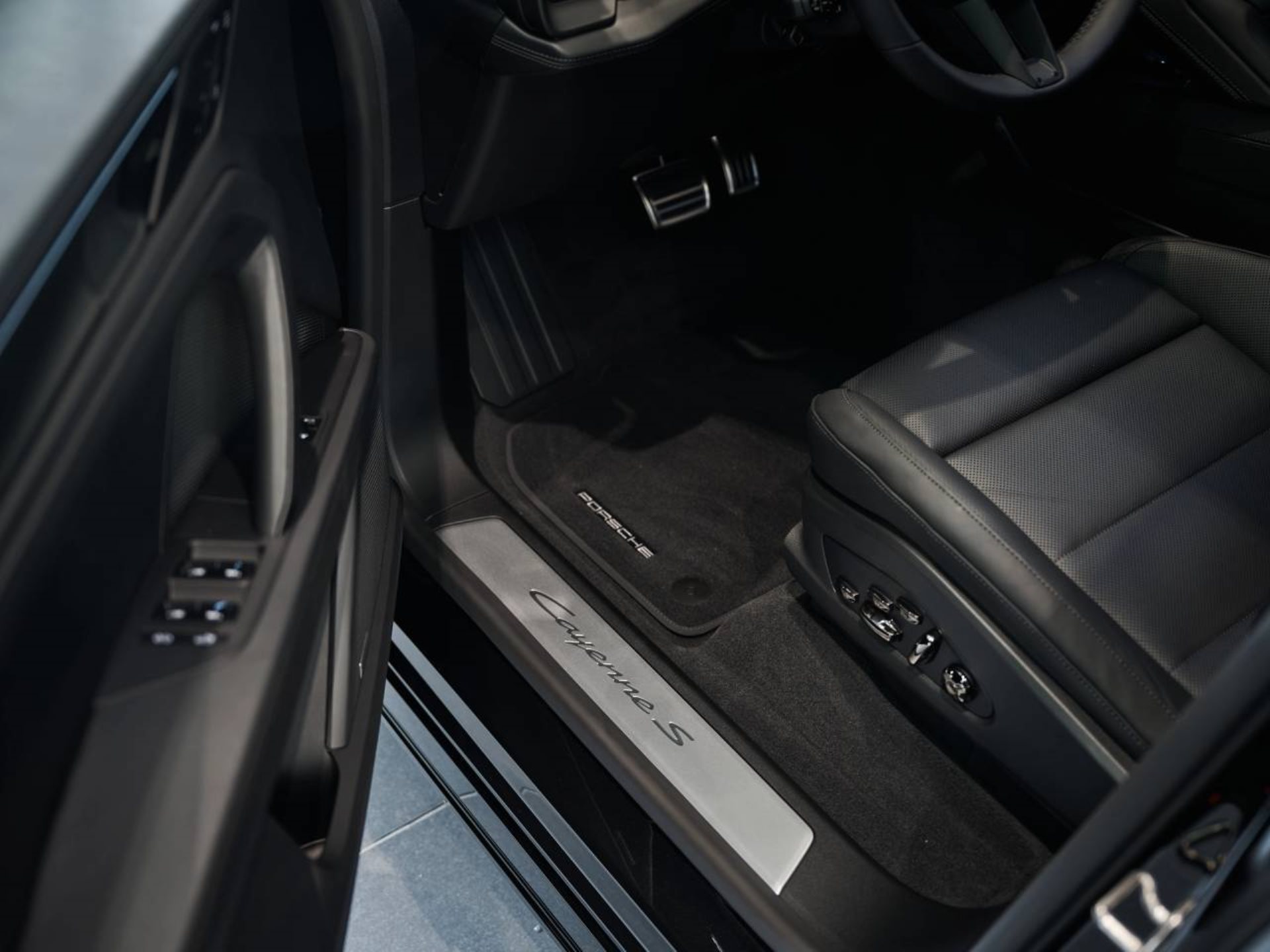 PORSCHE Cayenne S Coupé Electric-image-21