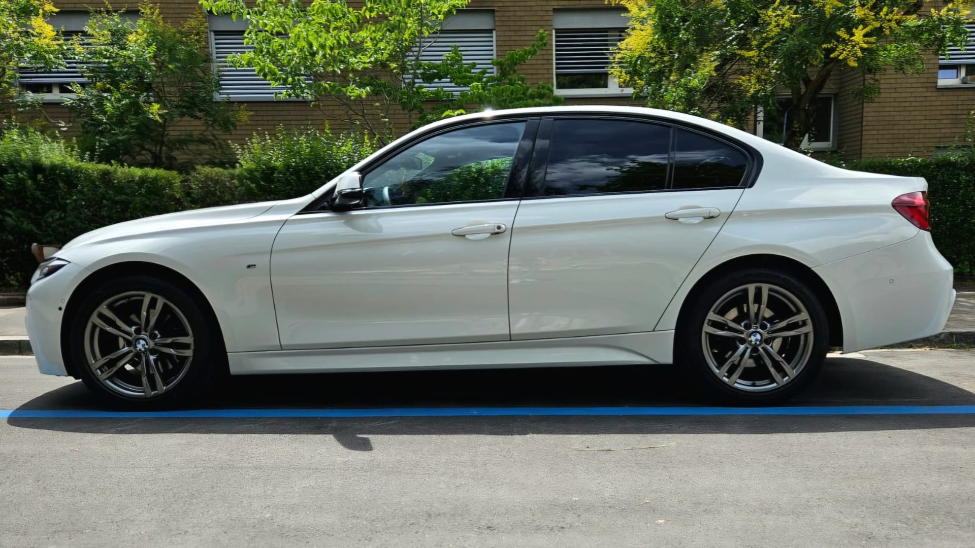 BMW 320d xDrive-image-2