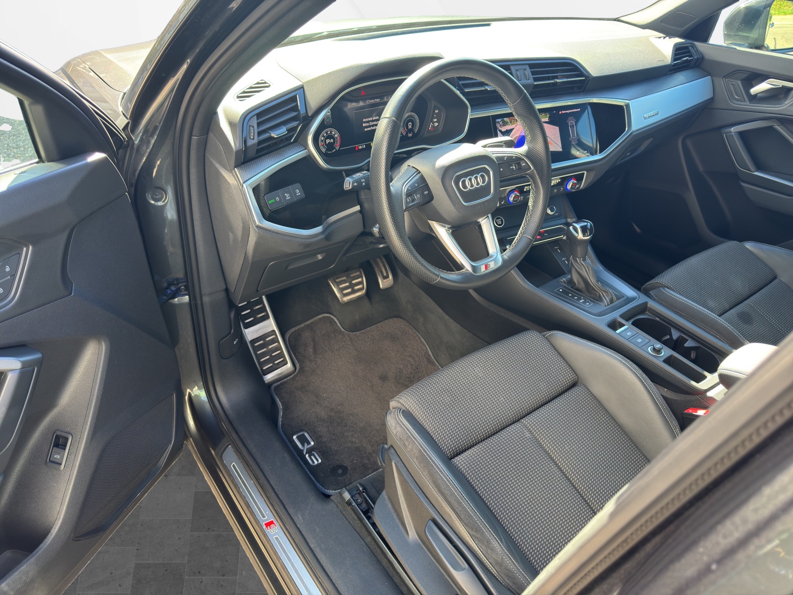 AUDI Q3 40 TFSI S line quattro S-tronic-image-8