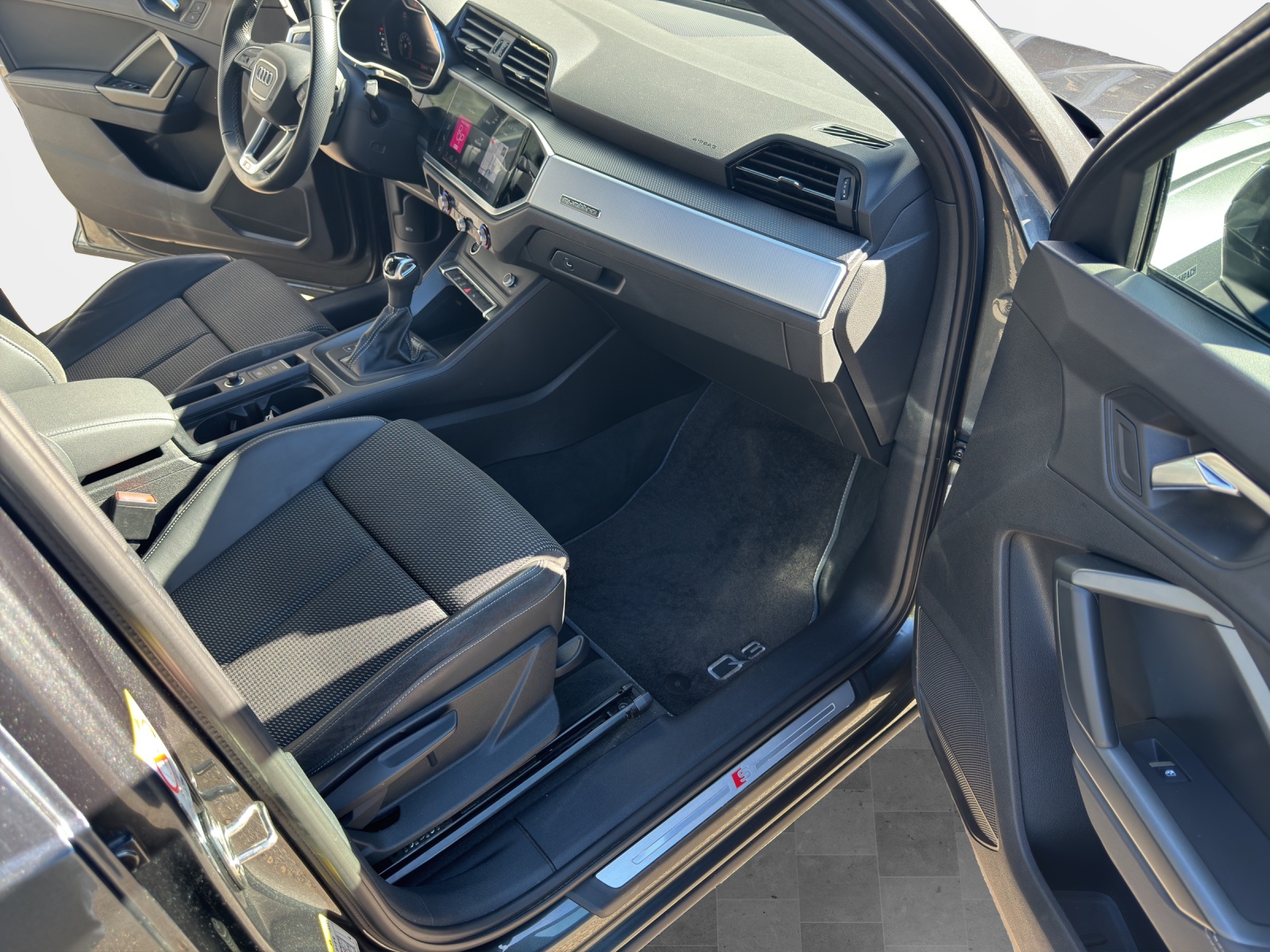 AUDI Q3 40 TFSI S line quattro S-tronic-image-13