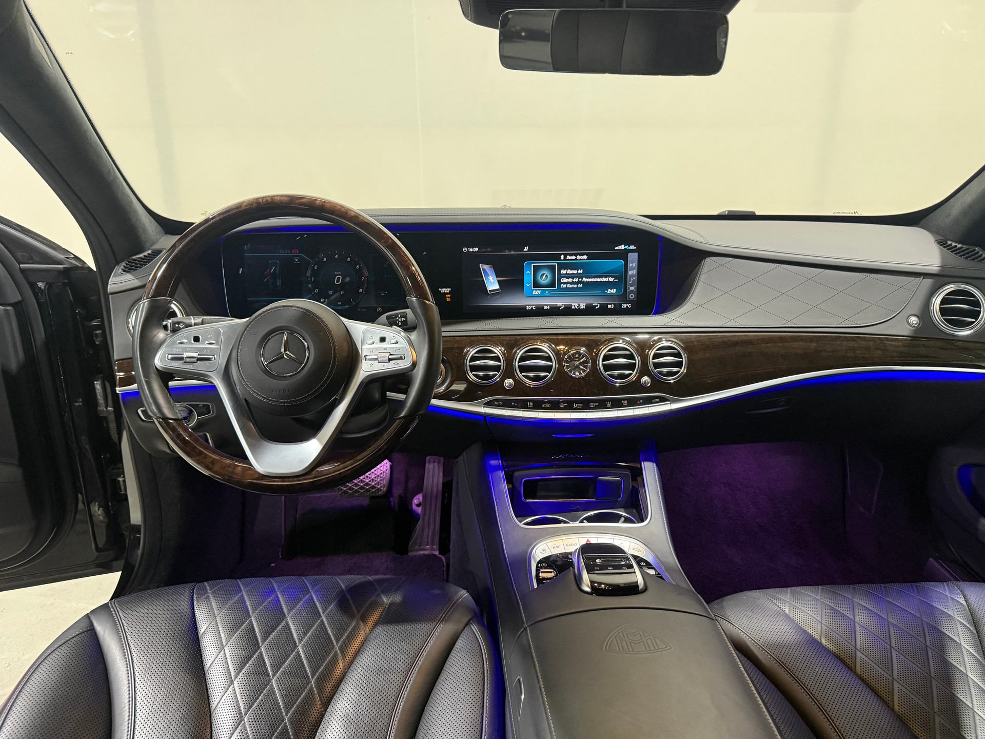 MERCEDES-BENZ S 560 Maybach 4Matic 9G-Tronic-image-11