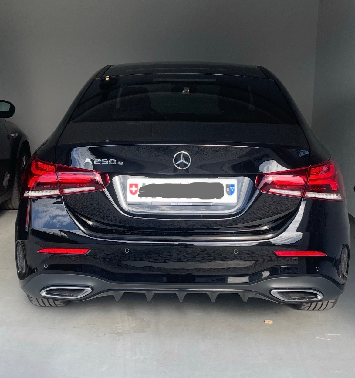 MERCEDES-BENZ A 250 e AMG Line 8G-DCG-image-1
