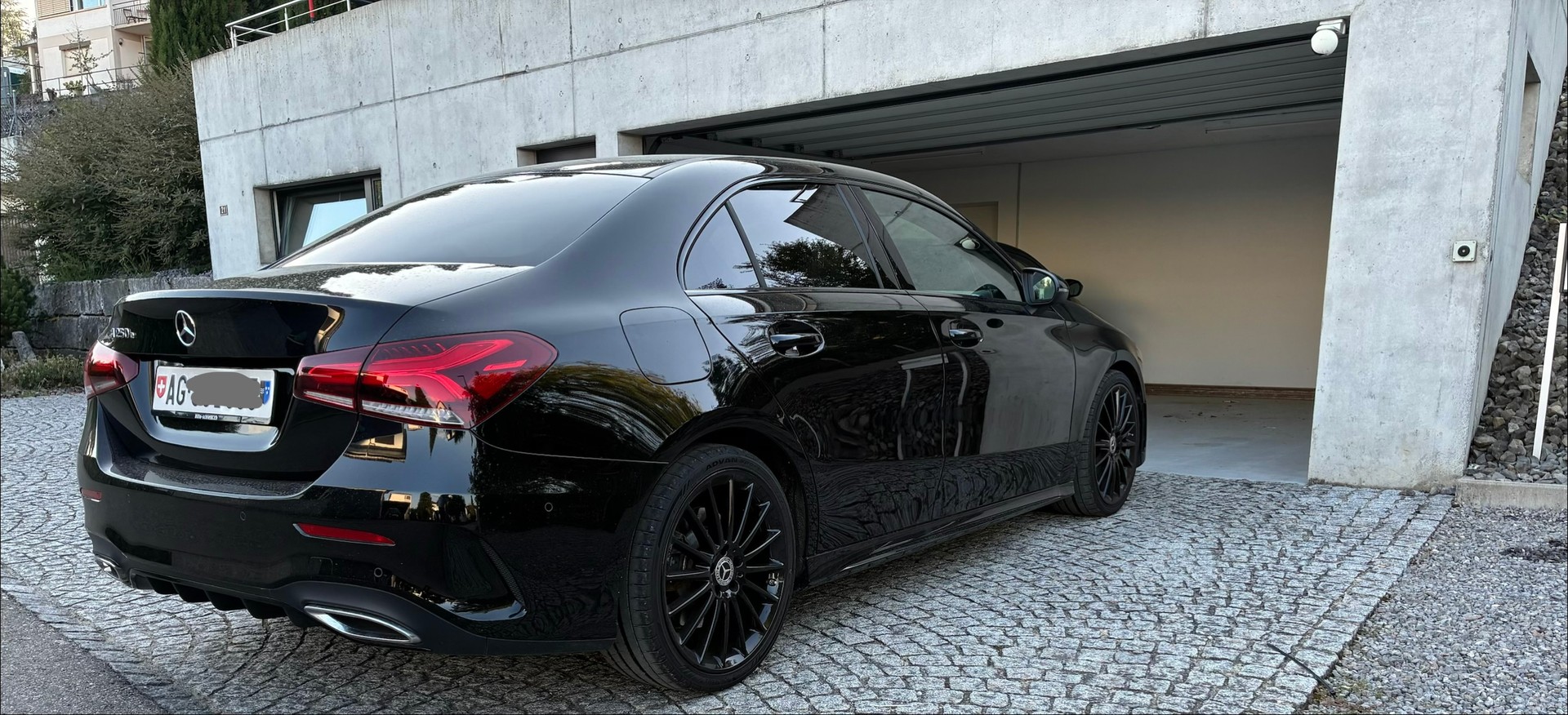 MERCEDES-BENZ A 250 e AMG Line 8G-DCG-image-3