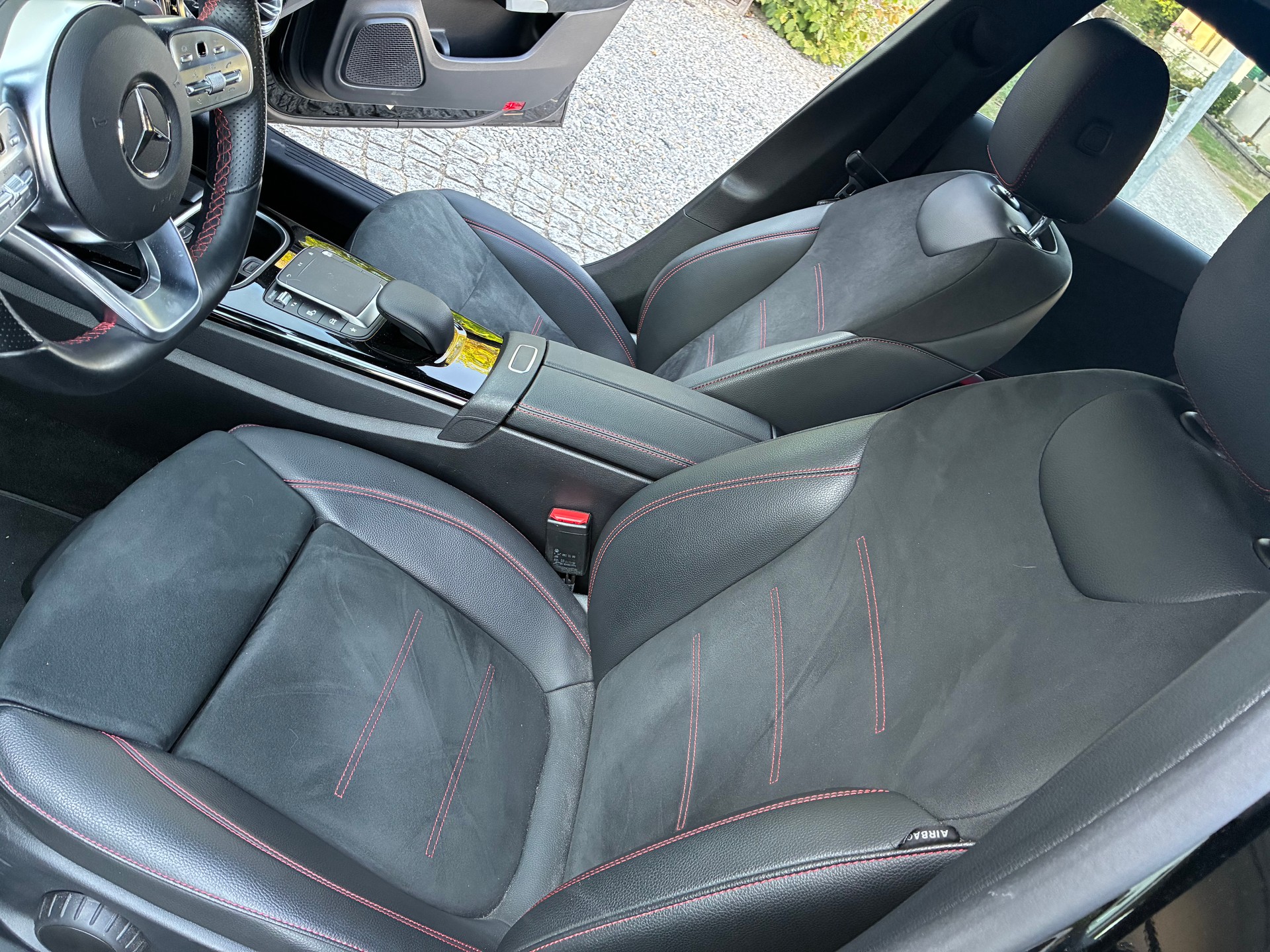 MERCEDES-BENZ A 250 e AMG Line 8G-DCG-image-5