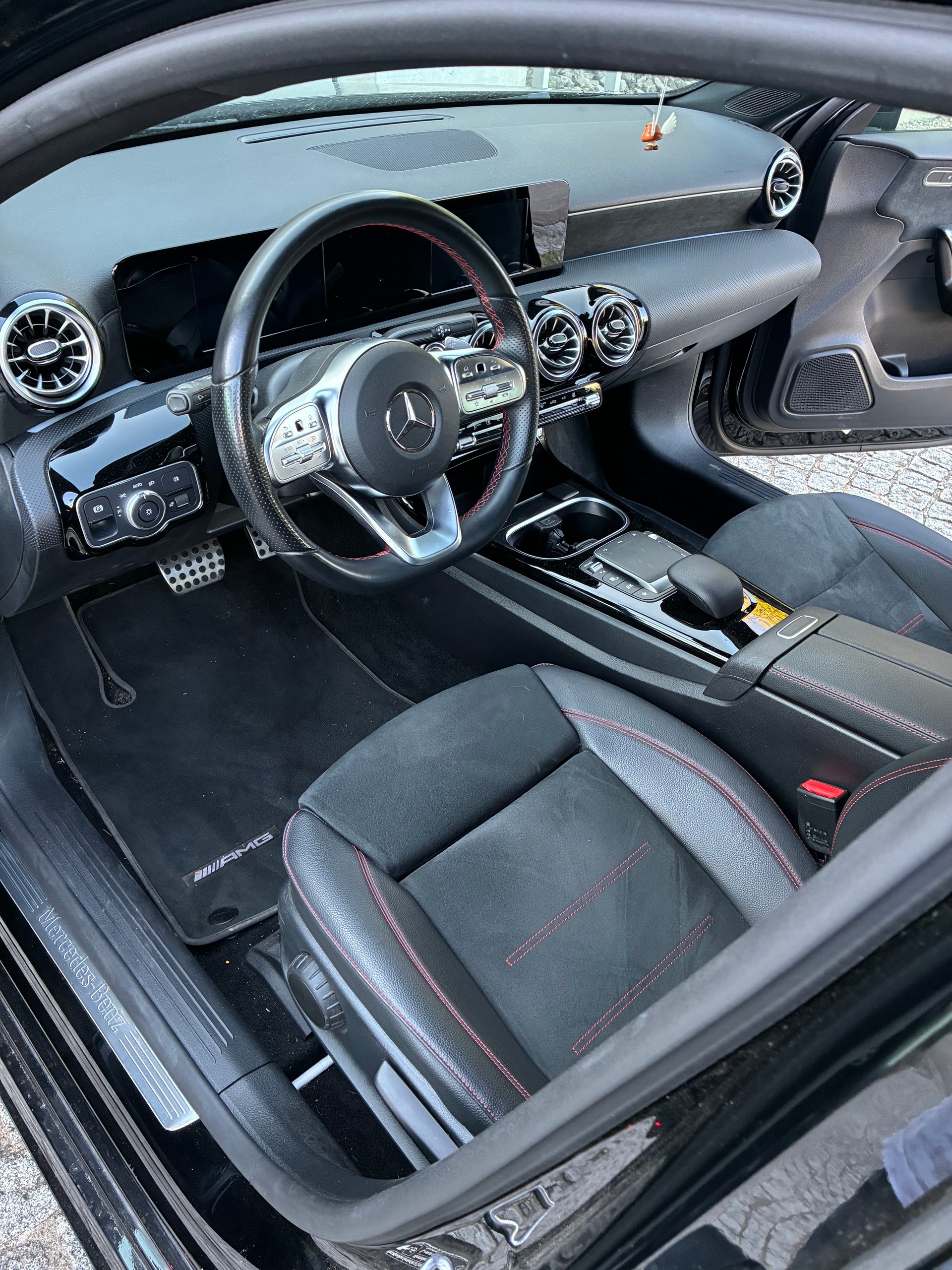 MERCEDES-BENZ A 250 e AMG Line 8G-DCG-image-4