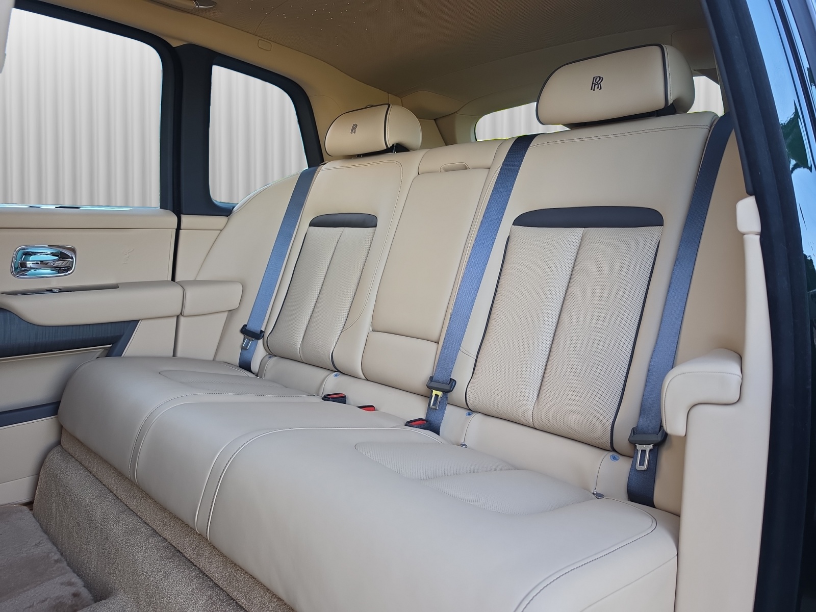 ROLLS-ROYCE Cullinan Serie II - Silver Badge - Neuwagen-image-14