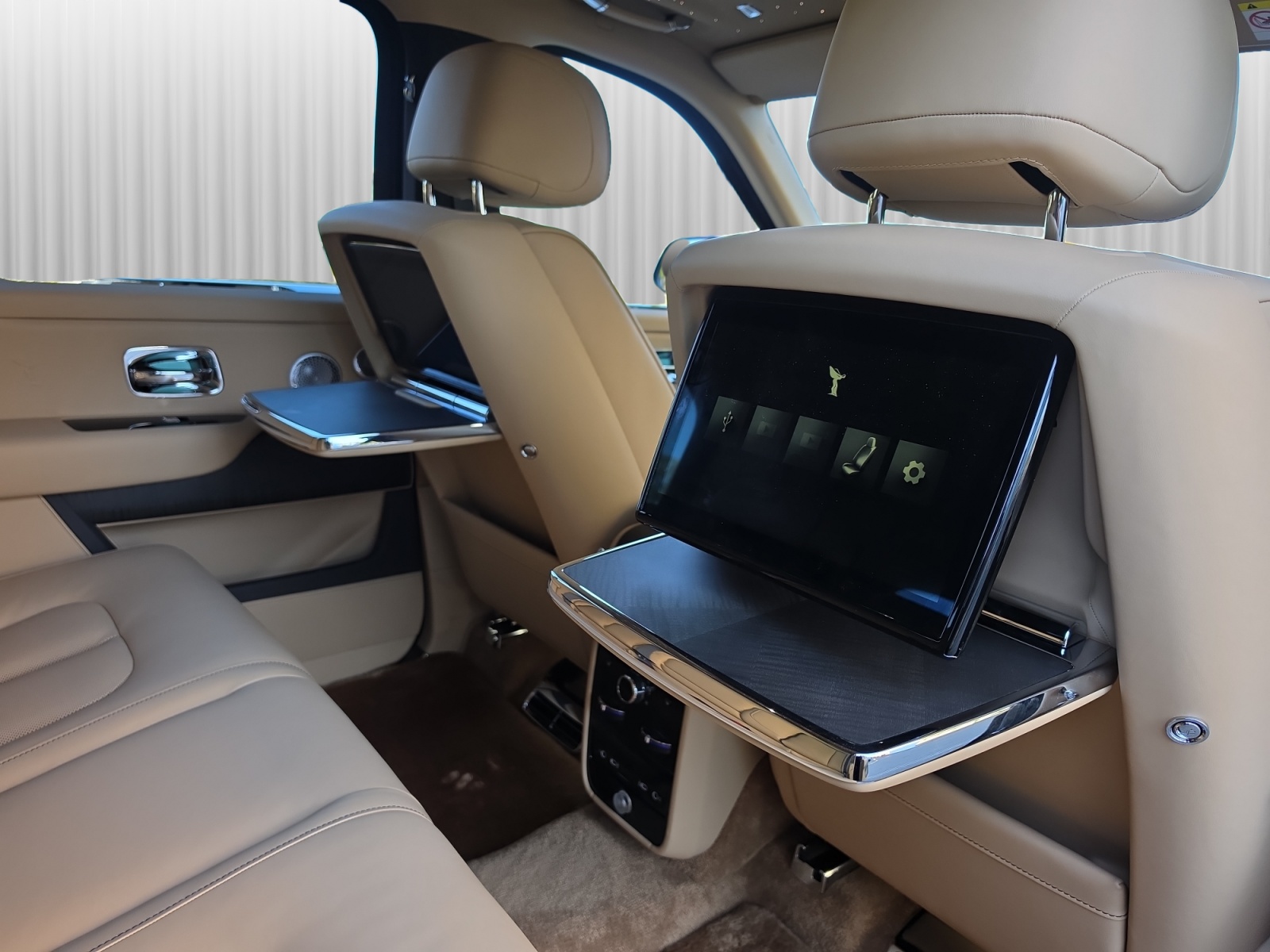 ROLLS-ROYCE Cullinan Serie II - Silver Badge - Neuwagen-image-15