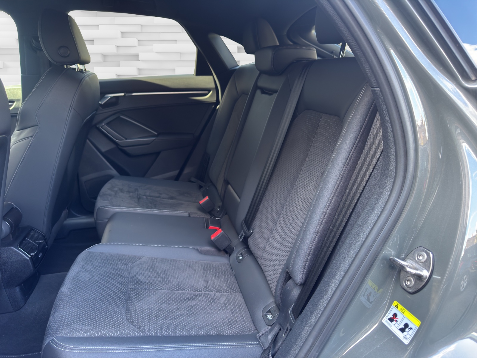 AUDI Q3 Sportback 35 TDI S line quattro S-tronic-image-9