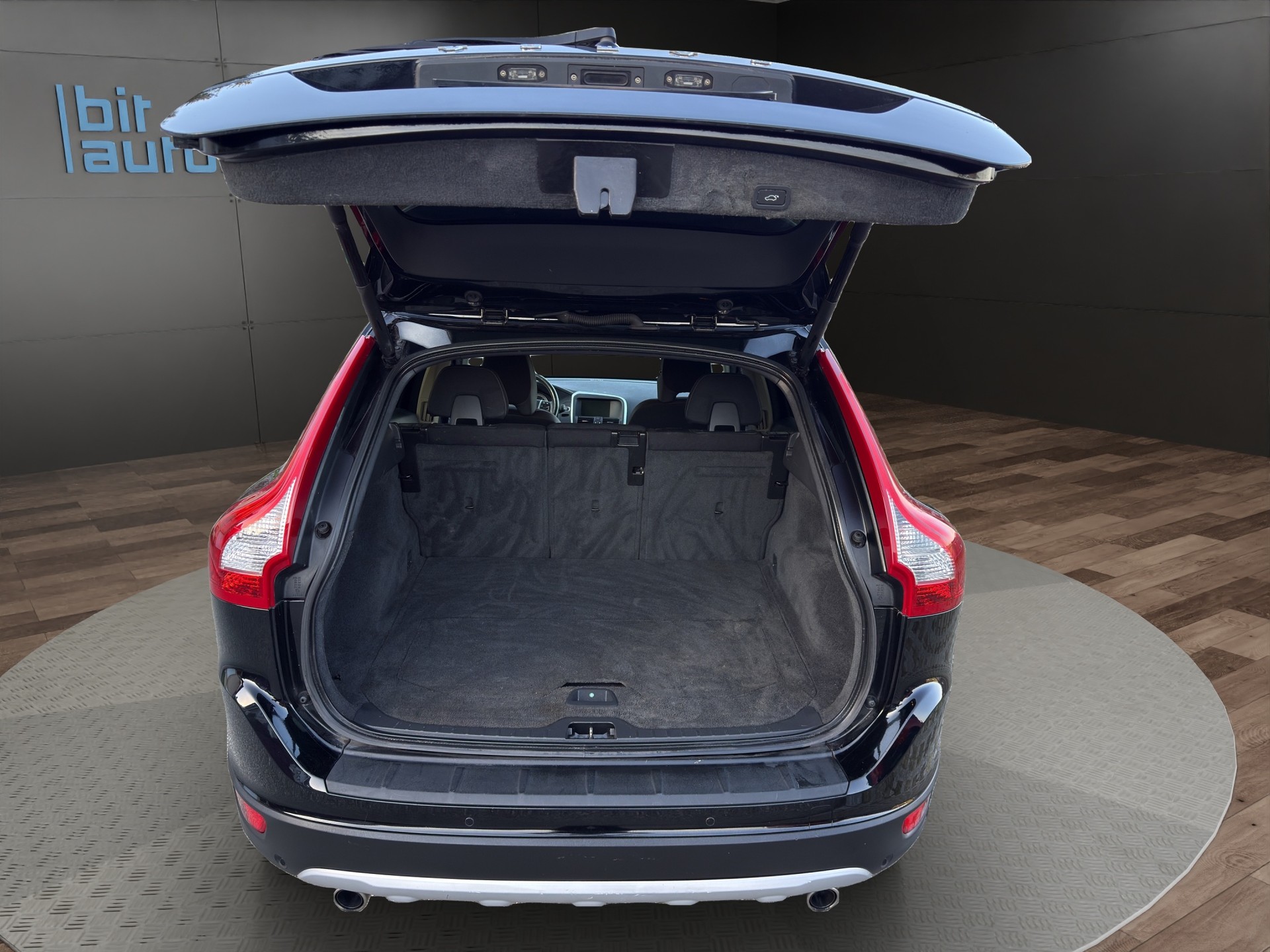 VOLVO XC60 D4 AWD Husky Edition Geartronic-image-6