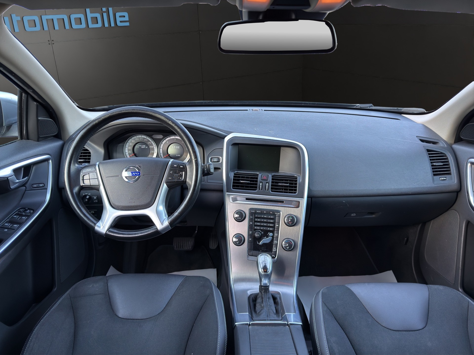 VOLVO XC60 D4 AWD Husky Edition Geartronic-image-3