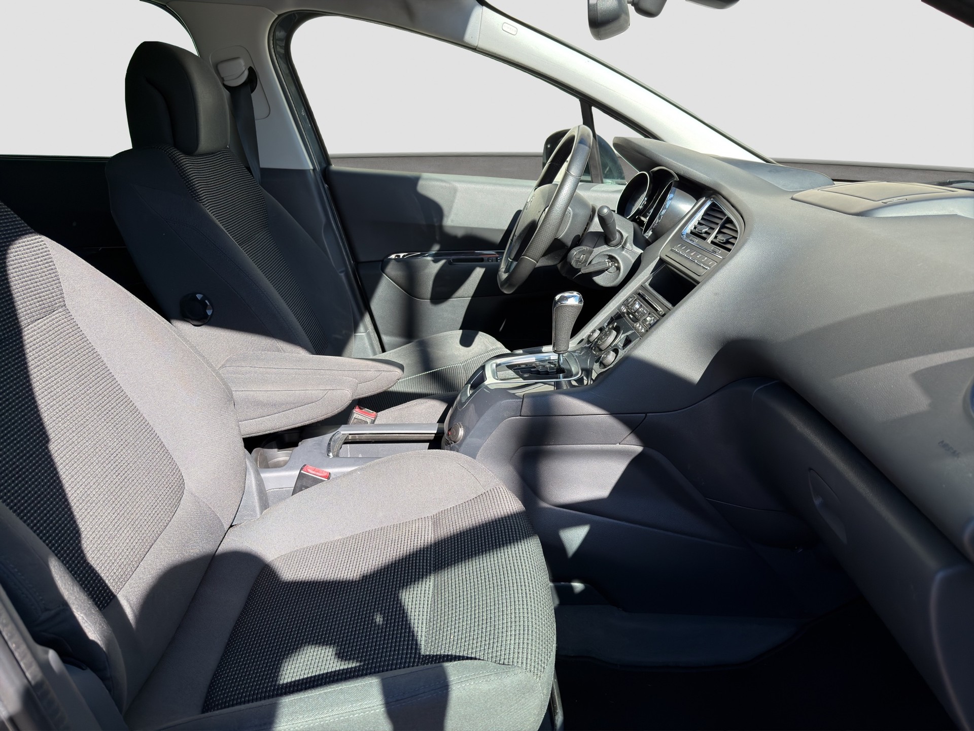 PEUGEOT 5008 1.6 THP Allure Tiptronic-image-13