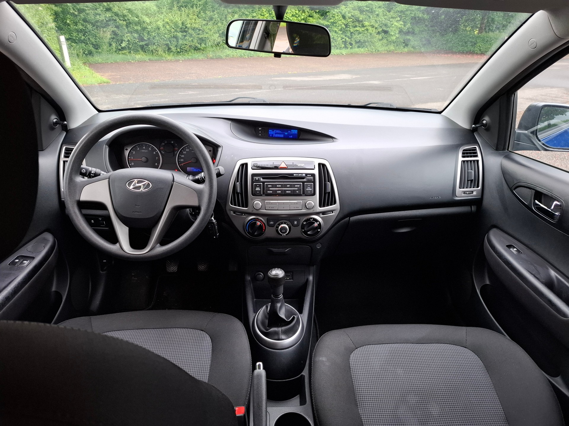 HYUNDAI i20-image-8