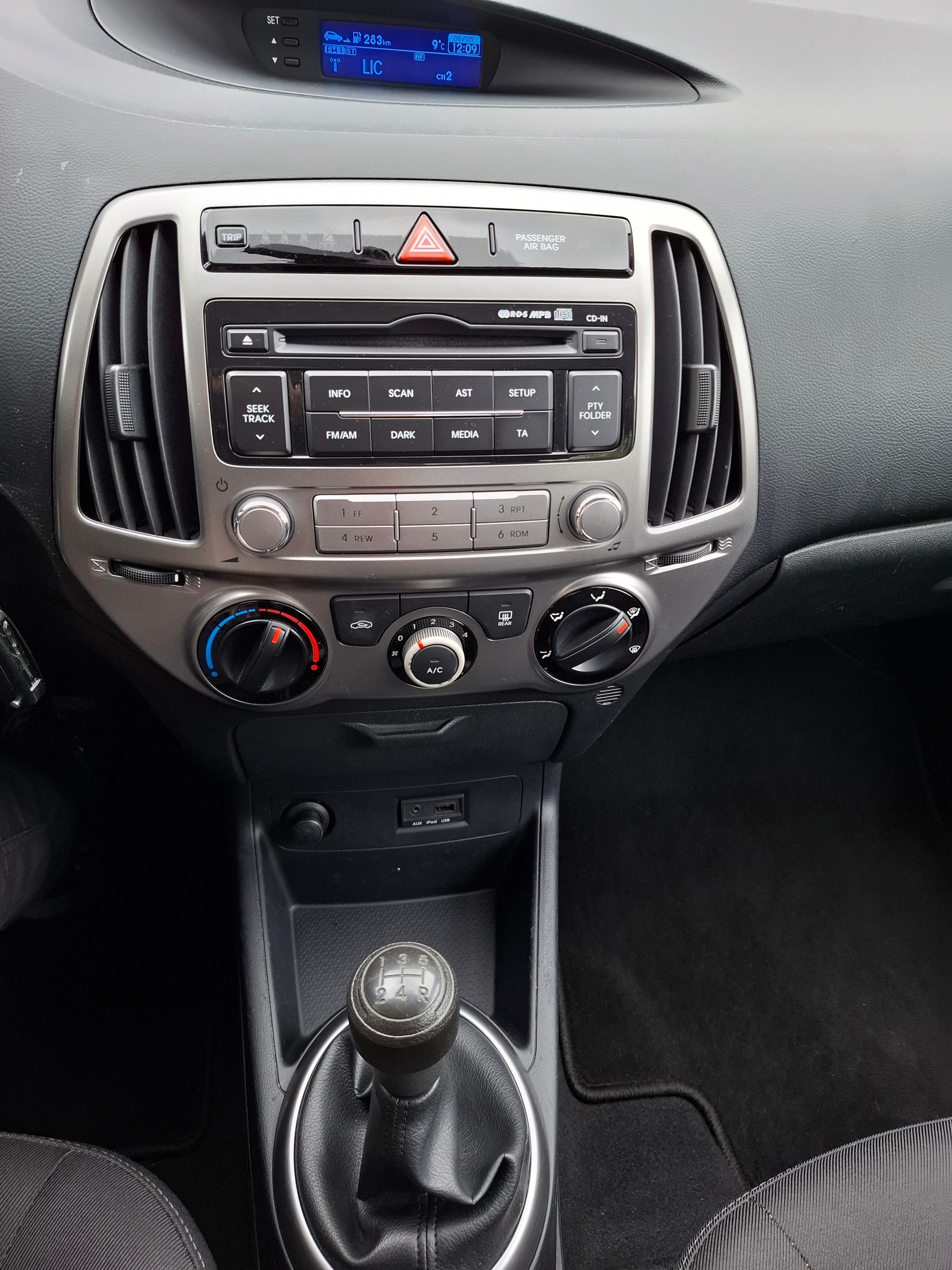 HYUNDAI i20-image-9