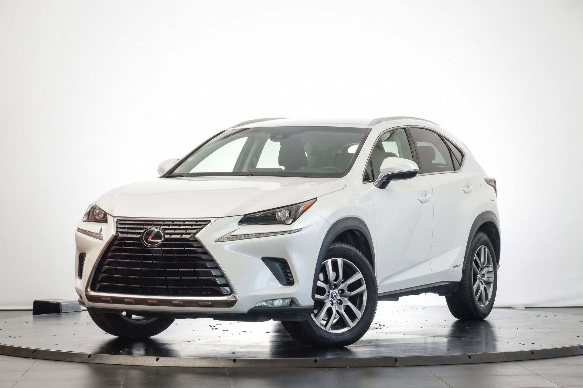 LEXUS NX 300h Impression E-Four Automatic Navigation Premium / Caméra de recul / Sièges chauffants-image-3