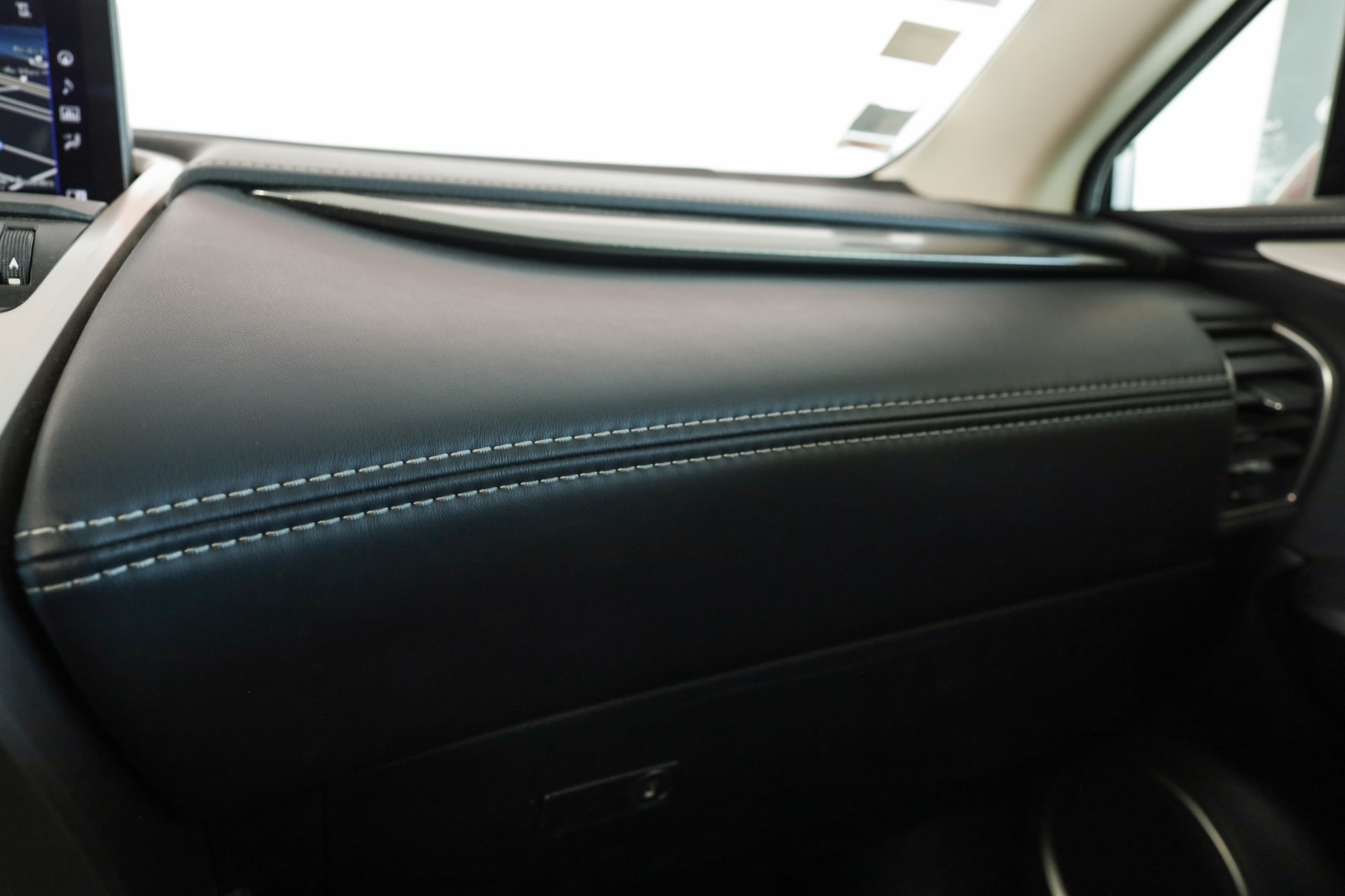 LEXUS NX 300h Impression E-Four Automatic Navigation Premium / Caméra de recul / Sièges chauffants-image-18