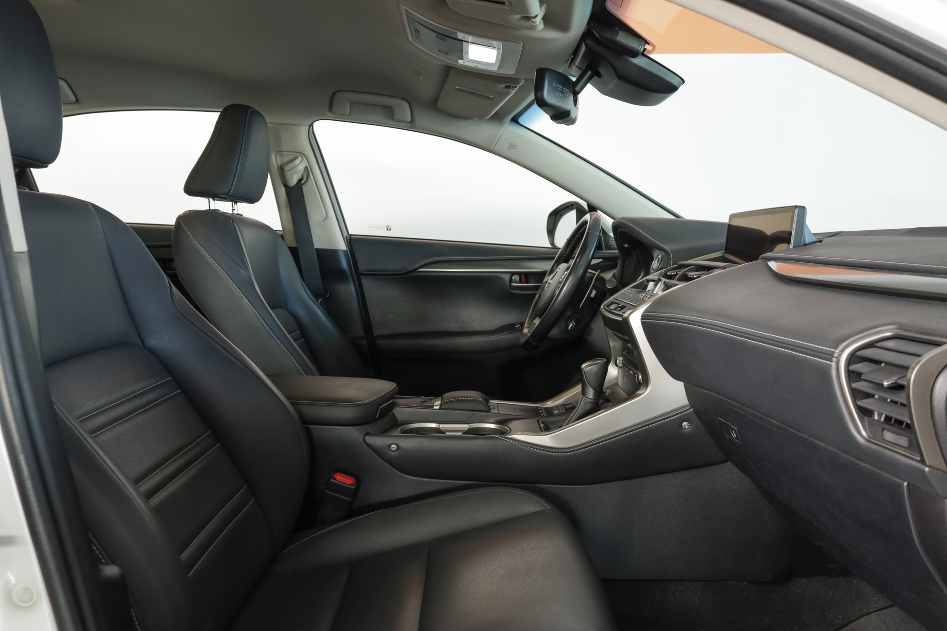 LEXUS NX 300h Impression E-Four Automatic Navigation Premium / Caméra de recul / Sièges chauffants-image-9