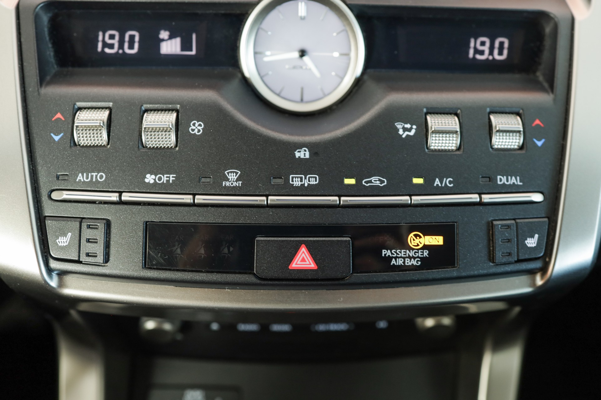 LEXUS NX 300h Impression E-Four Automatic Navigation Premium / Caméra de recul / Sièges chauffants-image-16