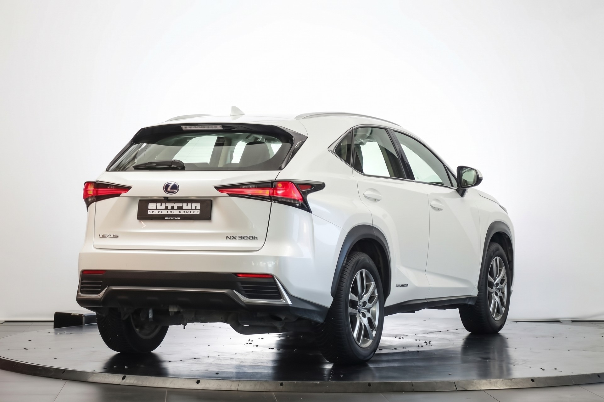 LEXUS NX 300h Impression E-Four Automatic Navigation Premium / Caméra de recul / Sièges chauffants-image-4