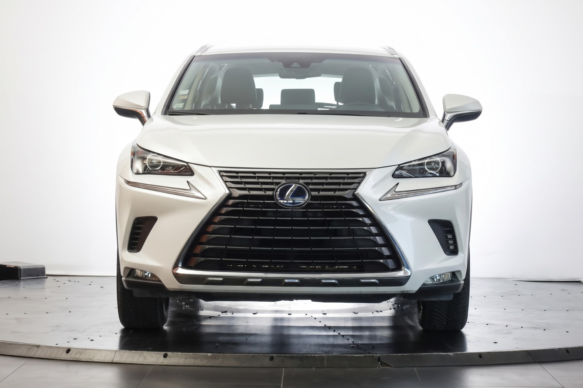 LEXUS NX 300h Impression E-Four Automatic Navigation Premium / Caméra de recul / Sièges chauffants-image-1
