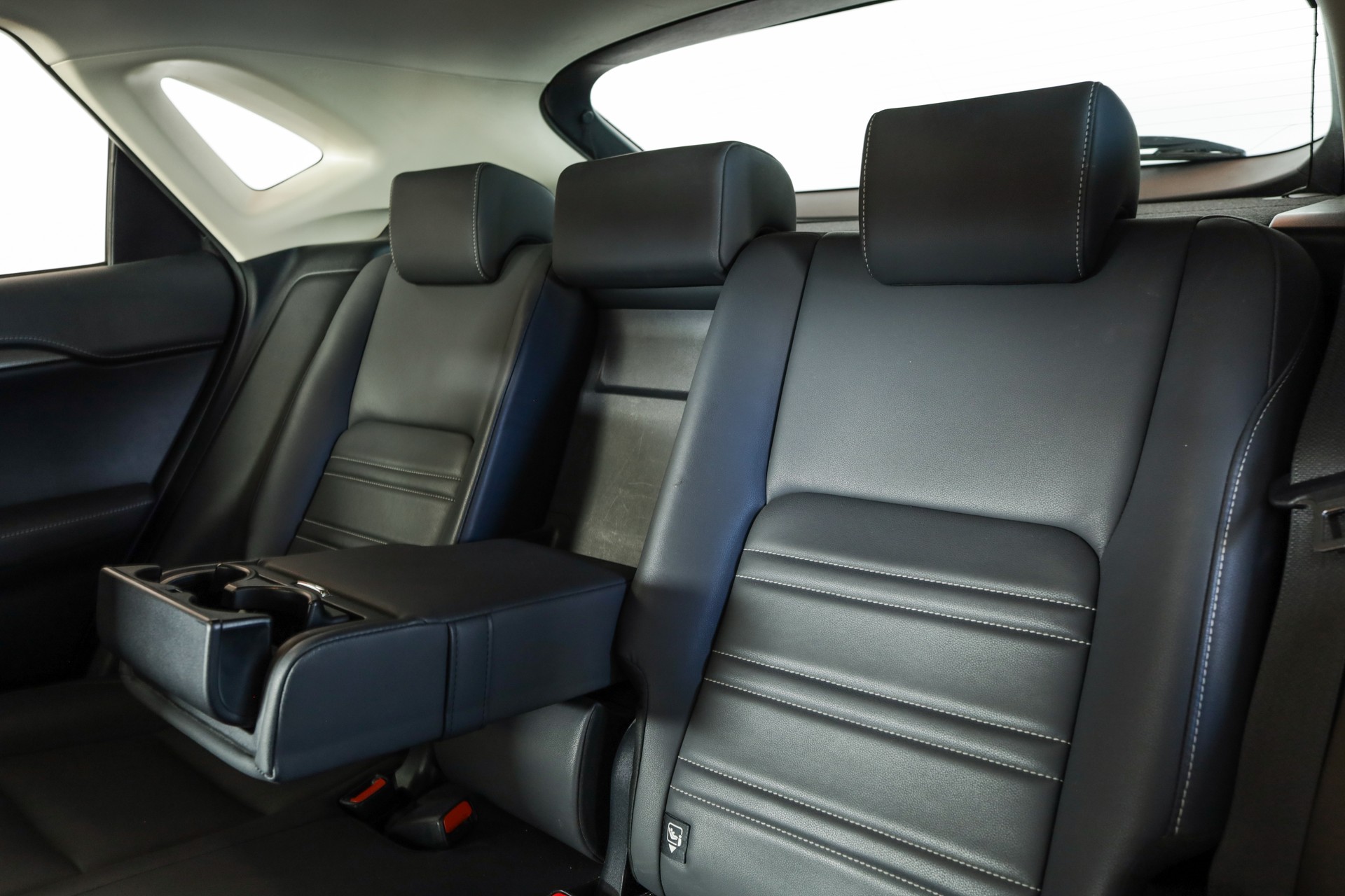 LEXUS NX 300h Impression E-Four Automatic Navigation Premium / Caméra de recul / Sièges chauffants-image-12